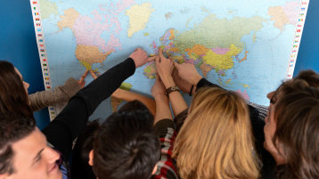 Studierende zeigen auf Weltkarte  (Bild: TH Köln )