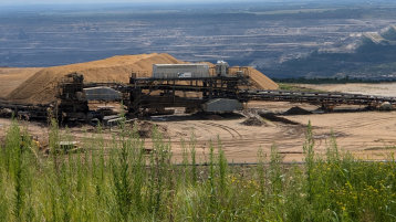 Grüne Bewachsung der Sophienhöhe vor einem Braunkohlebagger am Tagebau Hambach (Bild: TH Köln) Grüne Bewachsung der Sophienhöhe vor einem Braunkohlebagger am Tagebau Hambach (Bild: TH Köln)