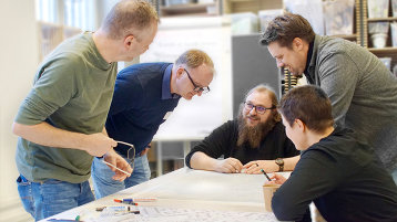 Eine Gruppe angehender kommunaler Verkehrsplaner:innen beugt sich über einen mit Plänen ausgelegten Tisch. (Bild: TH Köln) Eine Gruppe angehender kommunaler Verkehrsplaner:innen beugt sich über einen mit Plänen ausgelegten Tisch. (Bild: TH Köln)