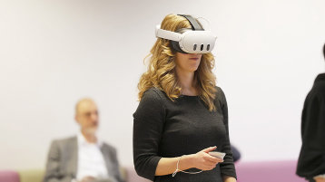 Eine junge Frau trägt eine VR-Brille und konzentriert sich auf das Erlebte in der VR-Welt. (Bild: TH Köln) Eine junge Frau trägt eine VR-Brille und konzentriert sich auf das Erlebte in der VR-Welt. (Bild: TH Köln)