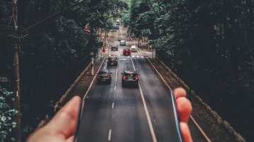 Handy im Straßenverkehr  (Bild: Pexels no CR)