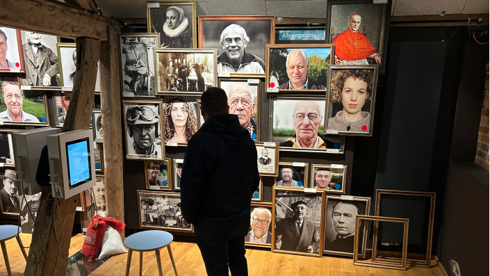 Ein Besucher betrachtet die Ahnengalerie im Erftmuseum