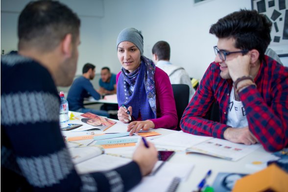 Der Kurs vermittelt hochschulbezogene Sprachkompetenzen (Niveau B1.1 – B2.1), die die Voraussetzung für den daran anschließenden Kurs zur Vorbereitung auf die Deutsche Sprachprüfung für den Hochschulzugang (DSH-Kurs) bilden.