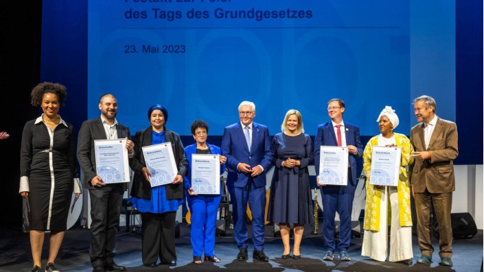 Gruppenbild der Ausgezeichneten beim Festakt zur Feier des Tags des Grundgesetzes mit Bundespräsident Frank-Walter Steinmeier