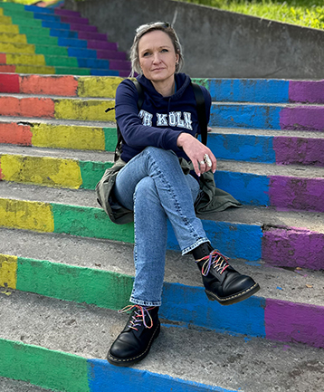 Katharina Linden sitzt auf einer bunten Treppe