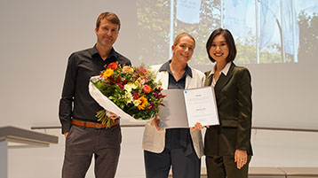 Alua Kuchukova (rechts im Bild, bekommt eine Urkunde für den DAAD-Preis überreicht) (Bild: Laura Blome/Kölner Studierendenwerk)