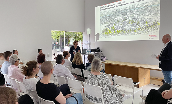 Laetitia Post und Thomas Musiol präsentieren das Bauprojekt "Neubau Campus Deutz" im Haus der Architektur – eine öffentliche Veranstaltung im weißen Kubus im Josef-Haubrich-Hof