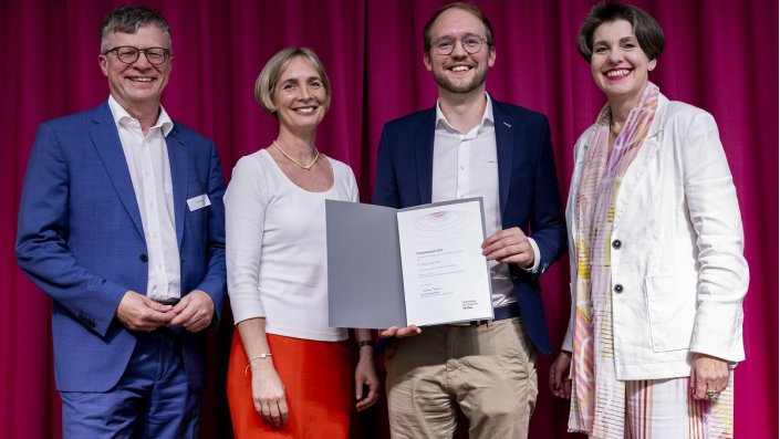 Dr. Stefan Lukas Peters (zweiter von rechts) erhielt den Promotionspreis des Vereins der Freunde und Förderer der TH Köln. 
