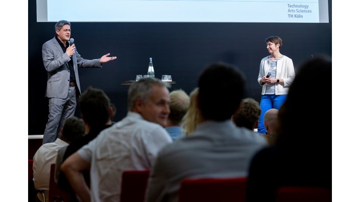 Prof. Dr. Dietlind Zühlke (im Bild rechts) und Prof. Dr. Jan Salmen stehen gemeinsam auf der Bühne.