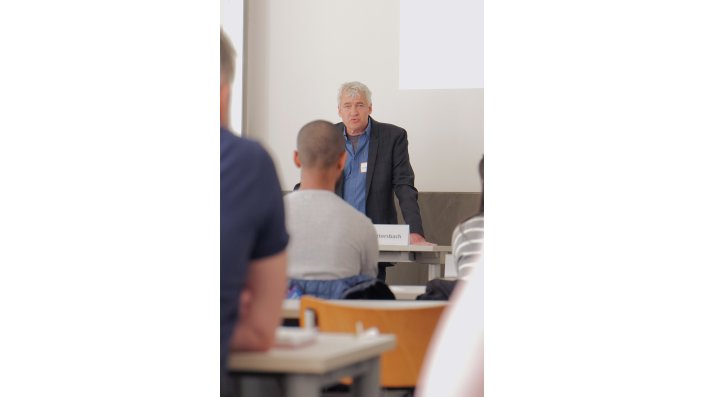 Prof. Dr. Markus Ottersbach spricht in einem Seminarraum vor Zuhörer*innen.