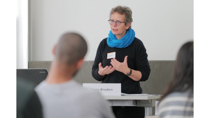 Anne Broden präsentiert den Teilnehmdenden die Ergebnisse 