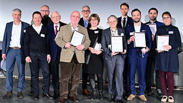 Fördernde auf der Bühne gemeinsam mit Prof. Dr. Faßbender (links im Bild). (Bild: Costa Belibasakis/TH Köln)