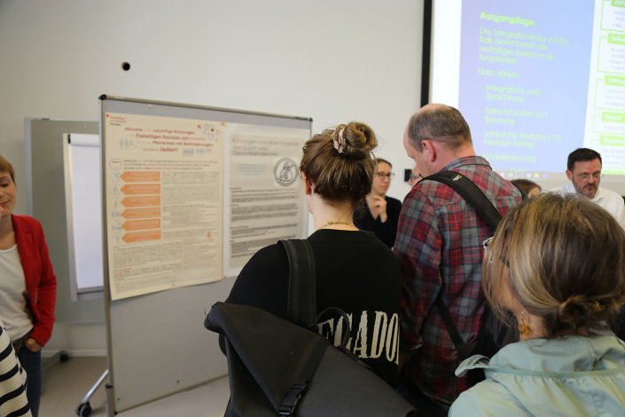 Studierende präsentieren ihre wissenschaftlichen Poster zu den Kürzungen in der Sozialen Arbeit