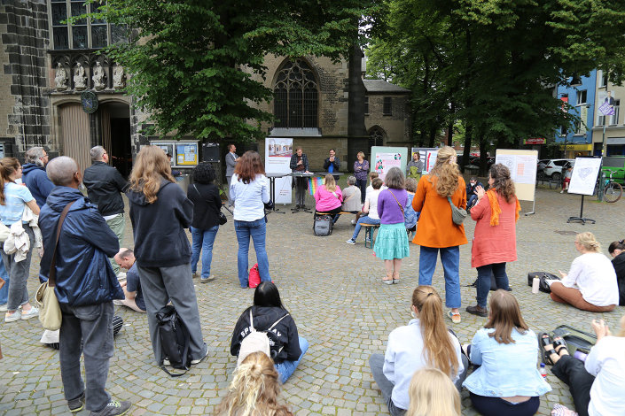 Öffentliche Lehrveranstaltung auf dem Severinskirchplatz in Köln 