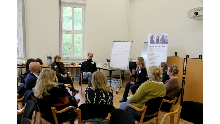 Veranstaltungsteilnehmende diskutieren im Rahmen einer Diskurswerkstatt über gesellschaftliche Gerechtigkeit in Hochschulen am Beispiel der TH Köln
