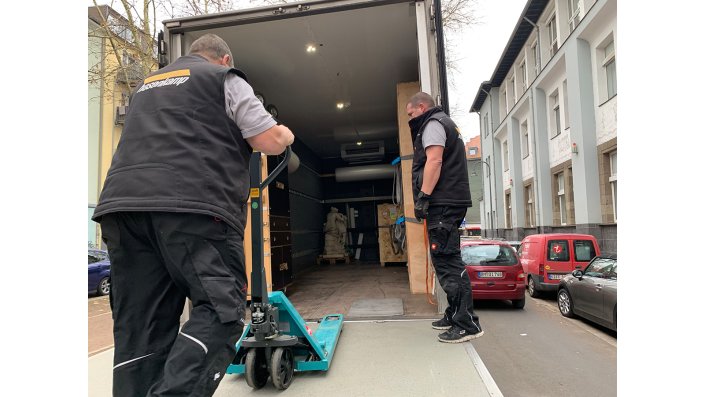 Transport der Skulpturengruppe, Entladung des LKW.