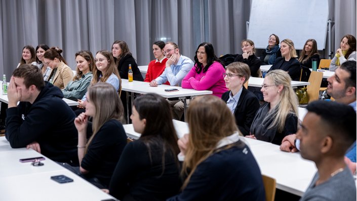 Alumni und Studierende im Beitrag von Prof. Dr. Heiko Schiffter-Wengle