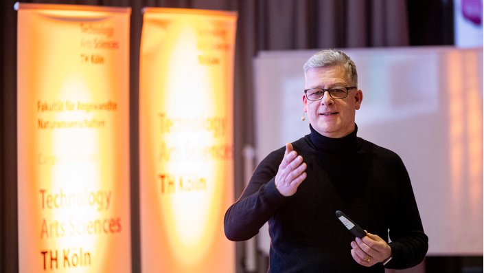 Prof. Dr. Matthias Hochgürtel, Dekan der Fakultät für Angewandte Naturwissenschaften, begrüßt die Gäste der Alumnifeier.