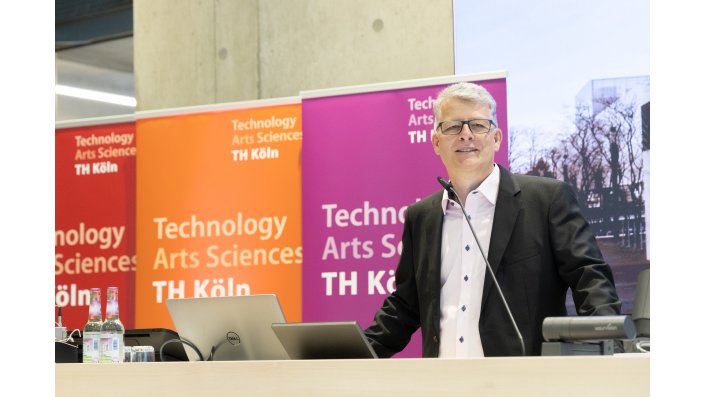 Prof. Dr. Matthias Hochgürtel, Dekan der Fakultät für Angewandte Naturwissenschaften der TH Köln, eröffnete die Absolventenfeier.