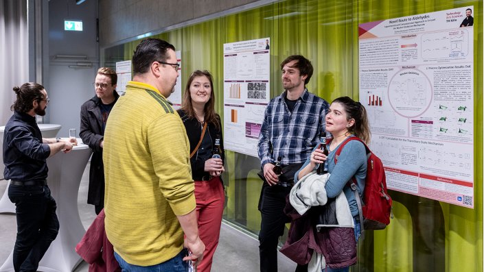 Alumni und Mitglieder der Fakultät vor der Posterausstellung