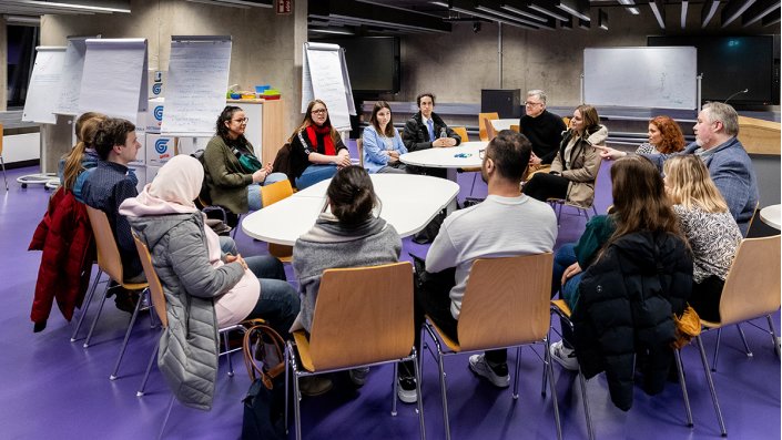 Im ProjekLAB disktuieren Alumni mit Prof. Dr. Matthias Hochgürtel über das Thema "Market Access".