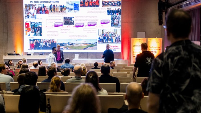 Prof. Dr. Matthias Hochgürtel begrüßt die Alumni.