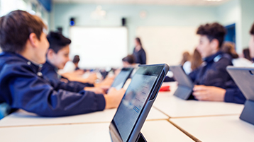 Digitale Bildungsmaterialien für den Unterricht (Bild: David Fuentes / Adobe Stock)