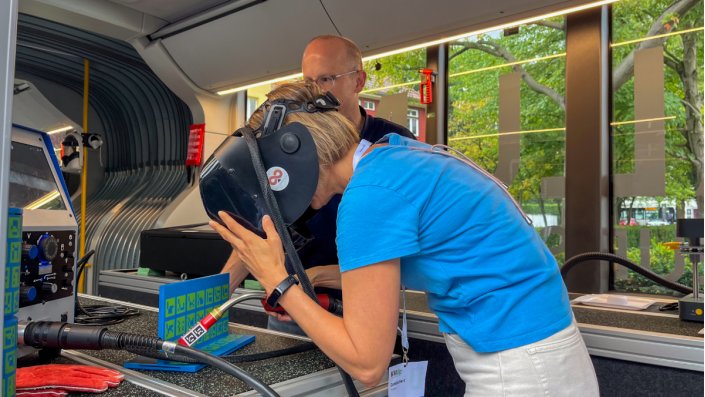 Frau trägt eine Virtual Realtiy Brille