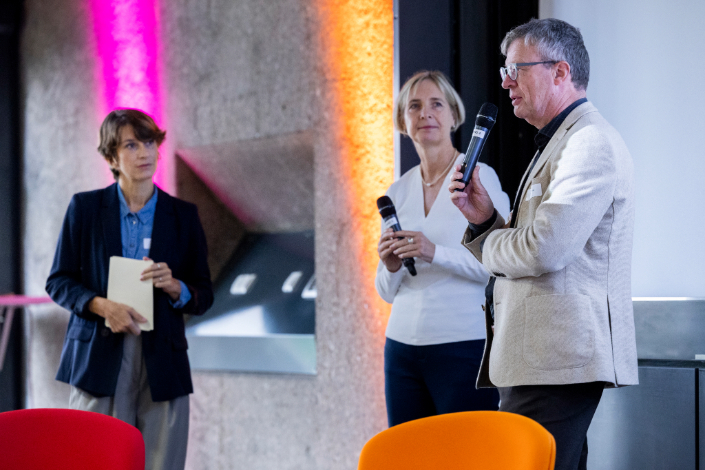 Anne Schreiter, Sylvia Heuchemer und Klaus Becker auf der Bühne