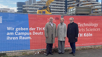 Bunte Bauzaunbanner verschönern die Bauzäune an der Baustelle am Campus Deutz (Bild: TH Köln)