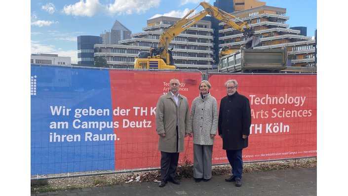 Bunte Bauzaunbanner verschönern die Bauzäune an der Baustelle am Campus Deutz