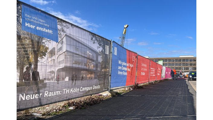 Bunte Bauzaunbanner verschönern die Bauzäune an der Baustelle am Campus Deutz