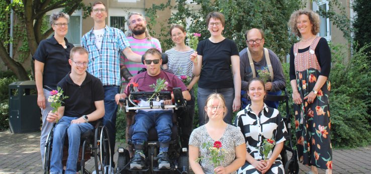 Ein Gruppenfoto des Teams von EiN* Ort für Inklusives Wissen und Dekanin Andrea Platte und Prodekanin Dagmar Brosey (Bild: Yasemin Aslanhan)