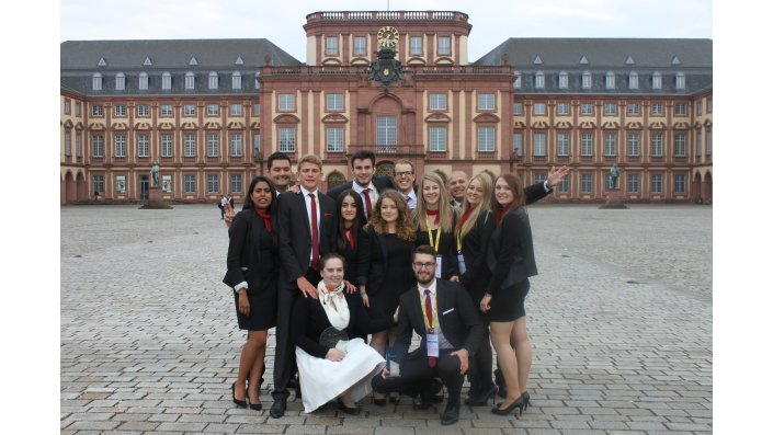 Vor dem Gebäude der Universität Mannheim das ausgezeichnete Enactus TH Köln Team 2015