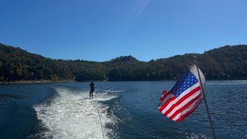 Wake Boarding (Bild: Renuar Maruf)