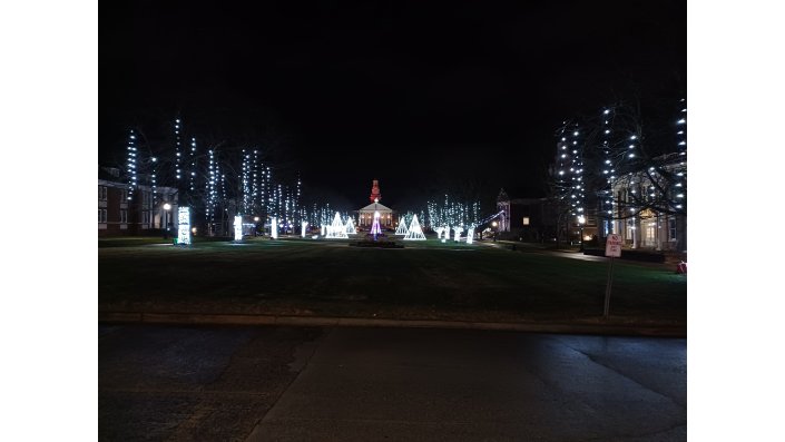 Weihnachtlich geschmückter Quadrangle