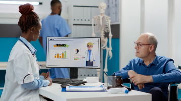 Ärztin und Patient schauen auf Monitor, der die HINT-App mit Avatar anzeigt. (Image: Original: DC Studio/Adobe Stock, Bearbeitet: TH Köln/HINT)