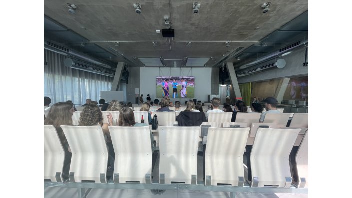 Zusammen Fußball gucken am Campus Leverkusen