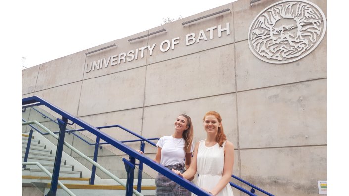 Vanessa Mundorf und Janina Betz an der University of Bath 