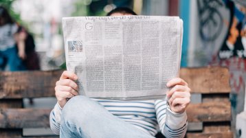 Mann, Zeitung, lesen (Image: Roman Kraft / Unsplash)