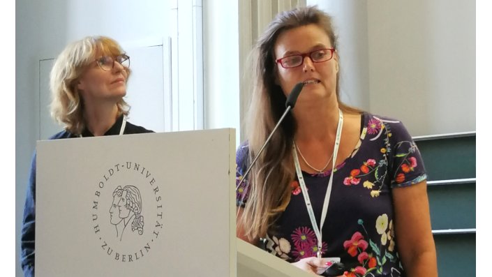 Dr. Claudia Raedig hält einen Vortrag, im Bild links: Prof. Dr. Sabine Schlüter