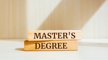 Wooden Blocks with the words Master's Degree (Bild: AdobeStock_538861124_Uuganbayar)