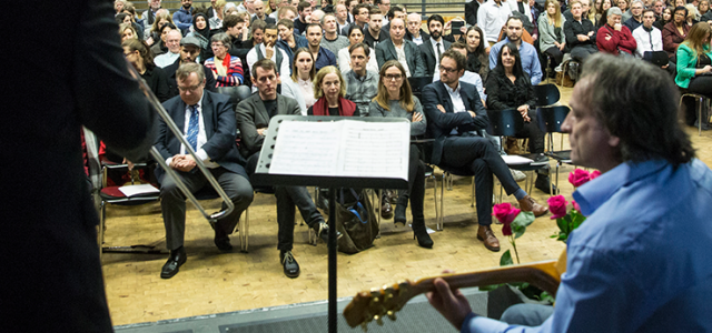 Zwei Musiker auf einer Bühne - im Hintergrund aufmerksames Publikum (Bild:TH Köln)