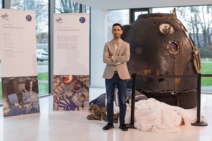 Dr. Hakan Akdag vor der Sojus-Kapsel, in der die Astronauten Alexander Gerst, Maxim Surajew und Reid Wiseman 2014 sicher zur Erde zurückkehrten, auf dem Gelände des Deutschen Zentrums für Luft- und Raumfahrt (DLR) in Köln.