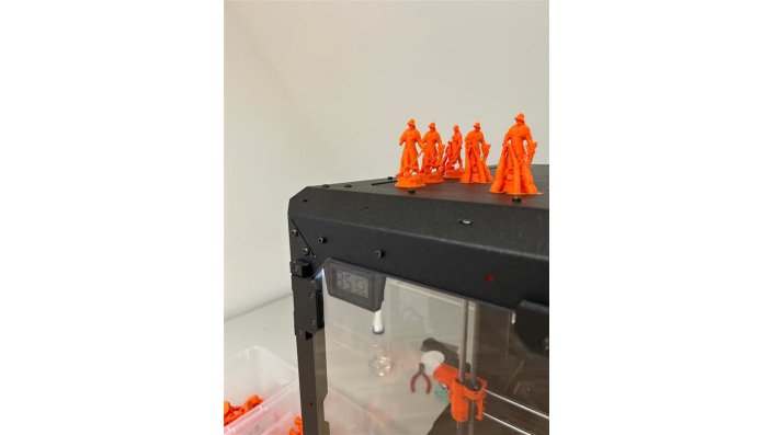 kleine orangefarbene Plastikfiguren