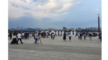 Menschen vor den Buchstaben von Seoul