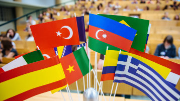 Flaggen verschiedener Länder im Hörsaal (Image: Costa Belibasakis / FH Köln)