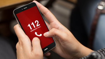 Smartphone mit der Notrufwahl 112 auf dem Display (Bild: MclittleStock/stock.adobe.com)