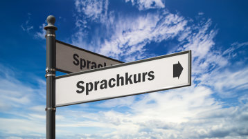 Wegweiser zum Sprachkurs (Bild: Adobe Stock)