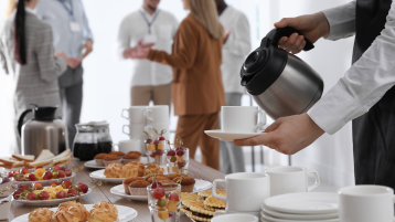 Unternehmensfrühstück (Image: Adobe Stock | New Africa) Unternehmensfrühstück (Image: Adobe Stock | New Africa)
